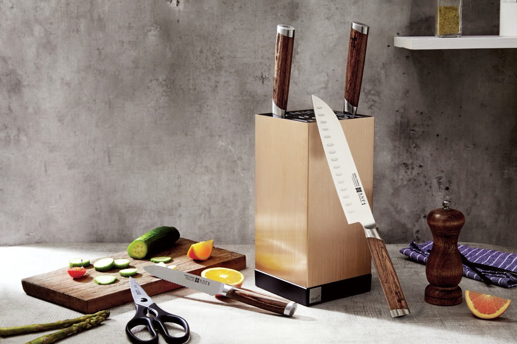 Exploring Essential Kitchen Knife Sets and Must-Have Accessories for the Perfect Valentine’s Day Gift